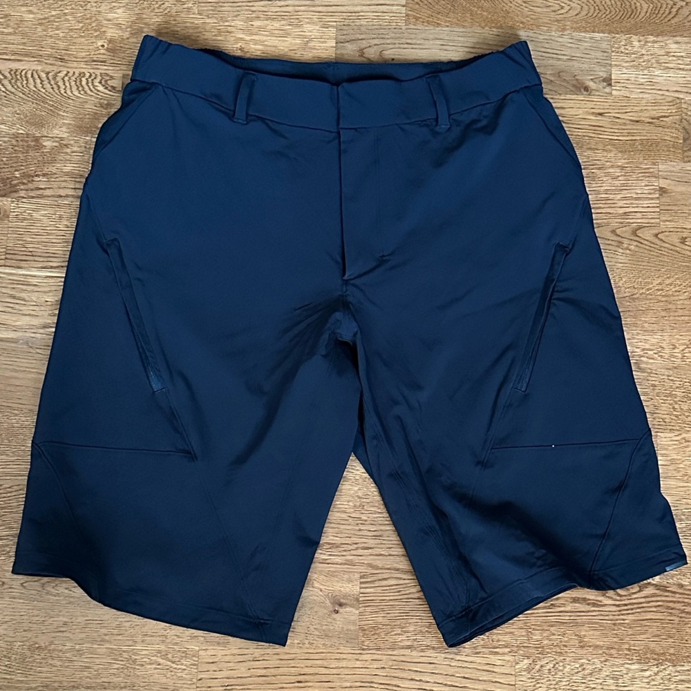 Lululemon🍋 Men’s Black Mountain Side Shorts Size 32